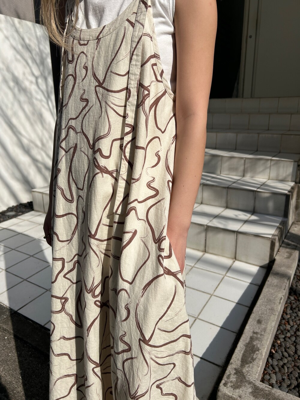 その他のワンピース、ホワイト系のタンクトップを着用したレディースの夏コーディネートの4枚目の写真