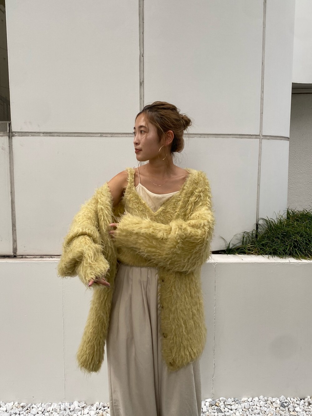 イエロー系のカーディガン/ボレロ、ホワイト系のその他パンツを着用したレディースの秋コーディネートの2枚目の写真