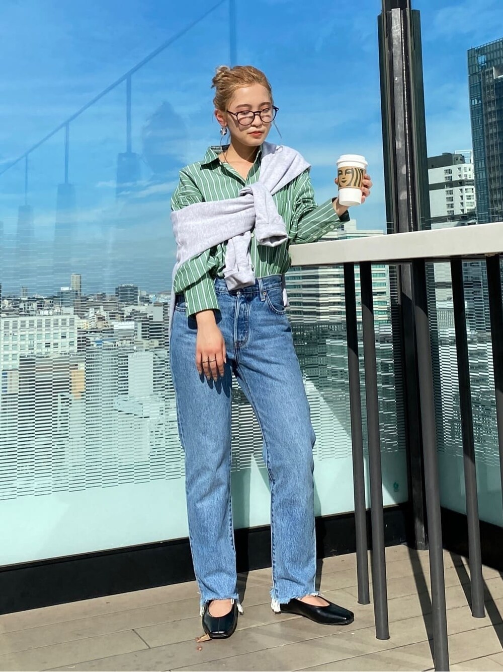 グリーン系のシャツ/ブラウス、ブラック系のパンプス、グレー系のスウェットを着用したレディースの秋コーディネートの2枚目の写真