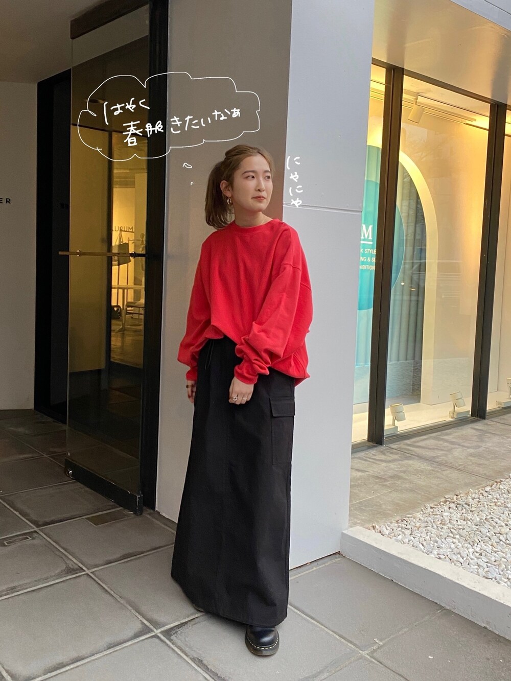 ブルー系のデニムジャケット、レッド系のスウェット、ブラック系のスカートを着用したレディースの冬コーディネートの7枚目の写真