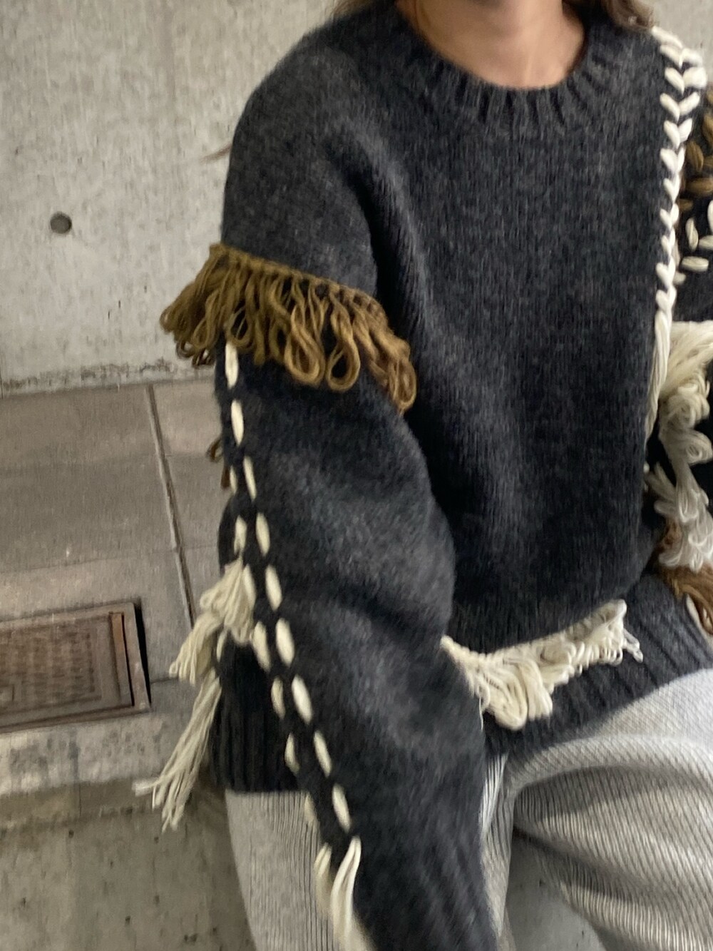 グレー系のニット/セーター、グレー系のその他パンツを着用したレディースの秋コーディネートの4枚目の写真