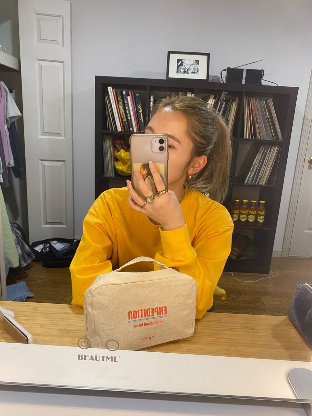 オレンジ系のTシャツ/カットソーを着用したレディースの冬コーディネートの3枚目の写真