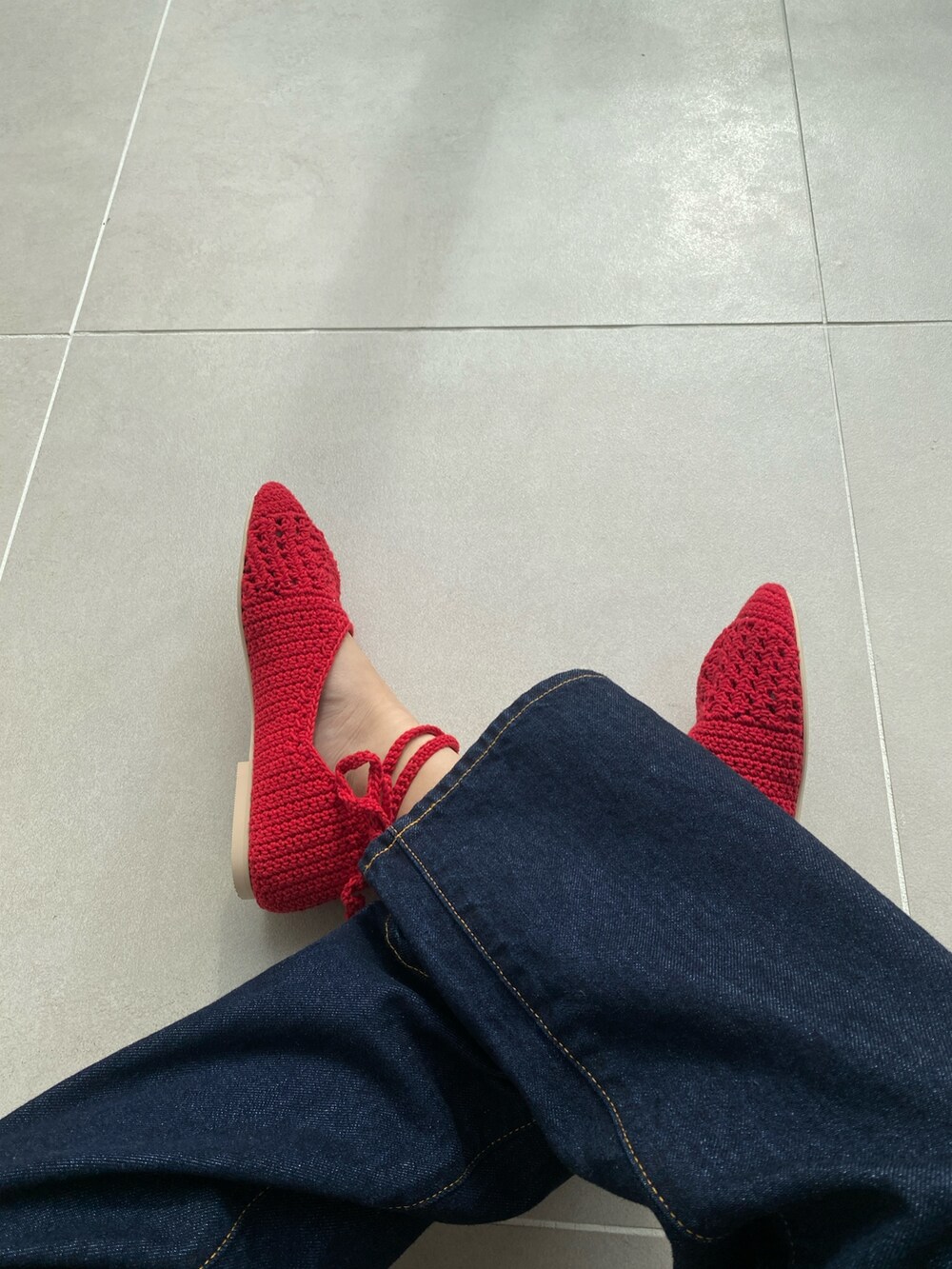 グレー系のスウェット、レッド系のバレエシューズを着用したレディースの冬コーディネートの4枚目の写真