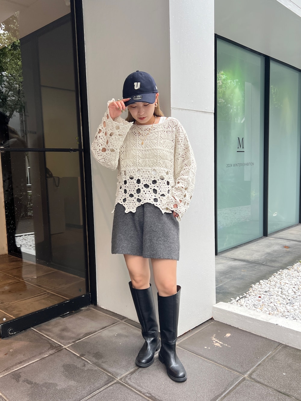 ホワイト系のニット/セーター、ホワイト系のTシャツ/カットソー、グレー系のその他パンツを着用したレディースの夏コーディネートの3枚目の写真
