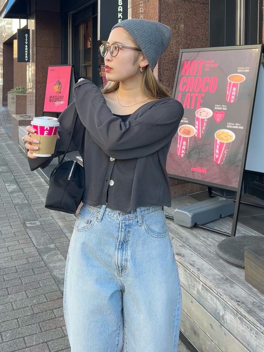 グレー系のカーディガン/ボレロ、ブラック系のキャミソール、ブルー系のデニムパンツを着用したレディースの春コーディネートの4枚目の写真