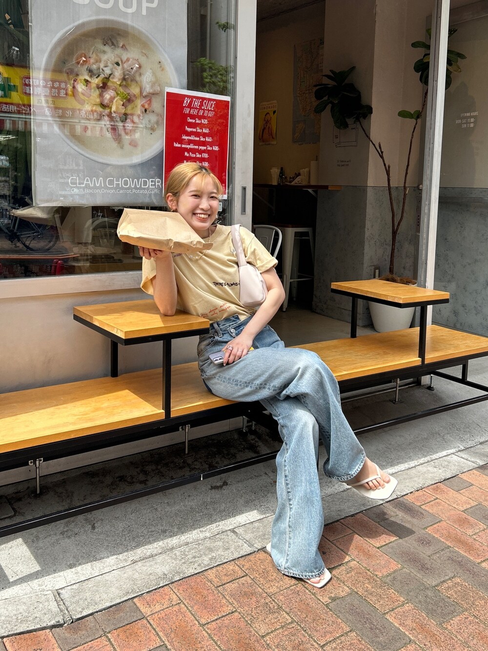 イエロー系のTシャツ/カットソー、ブルー系のデニムパンツを着用したレディースの春コーディネートの4枚目の写真