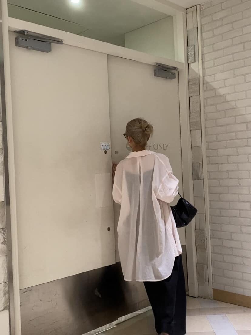 ブラック系のスカート、ブラック系のキャミソール、ブラック系のサンダルを着用したレディースの夏コーディネートの4枚目の写真