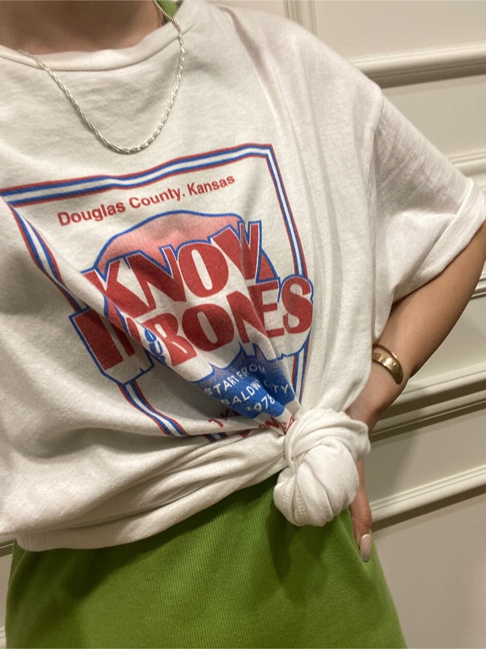 ブラック系のショルダーバッグ、ホワイト系のTシャツ/カットソー、グリーン系のワンピースを着用したレディースの夏コーディネートの4枚目の写真