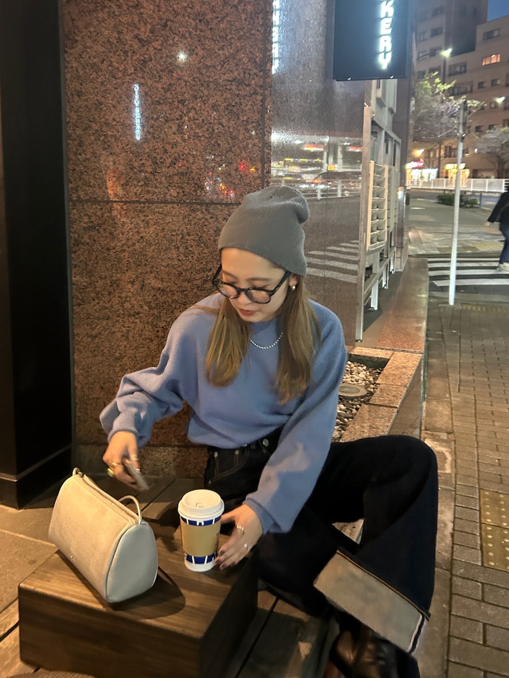 ブルー系のニット/セーター、ブルー系のデニムパンツ、グレー系のニットキャップ/ビーニーを着用したレディースの冬コーディネートの5枚目の写真