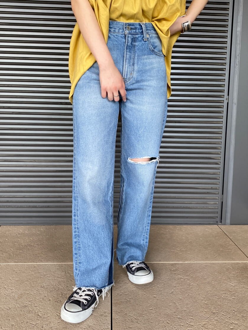 ブルー系のデニムパンツ、イエロー系のシャツ/ブラウス、ブラック系のキャミソールを着用したレディースの夏コーディネートの7枚目の写真