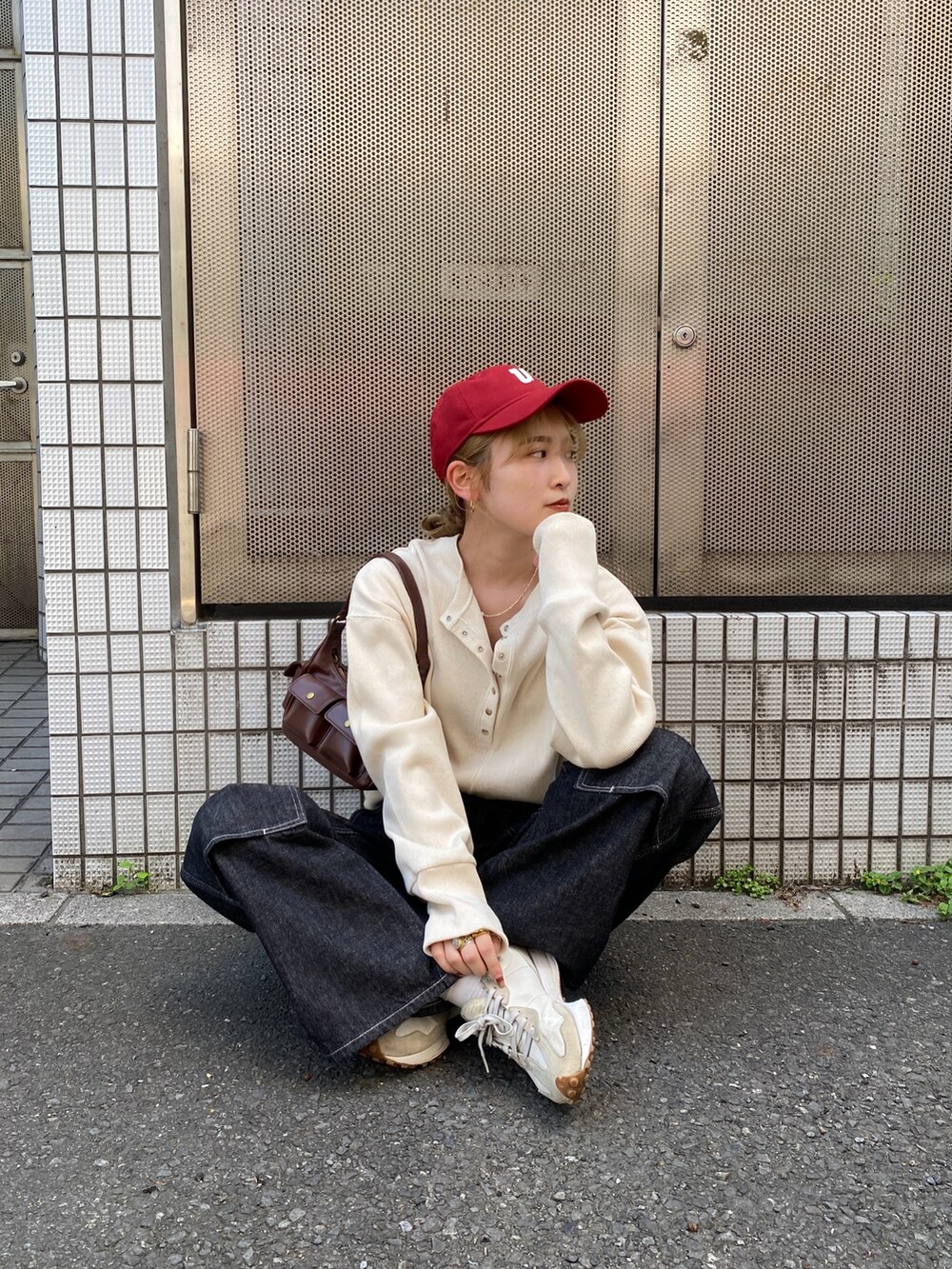 ホワイト系のTシャツ/カットソー、ブラック系のデニムパンツ、レッド系のキャップを着用したレディースの夏コーディネートの3枚目の写真