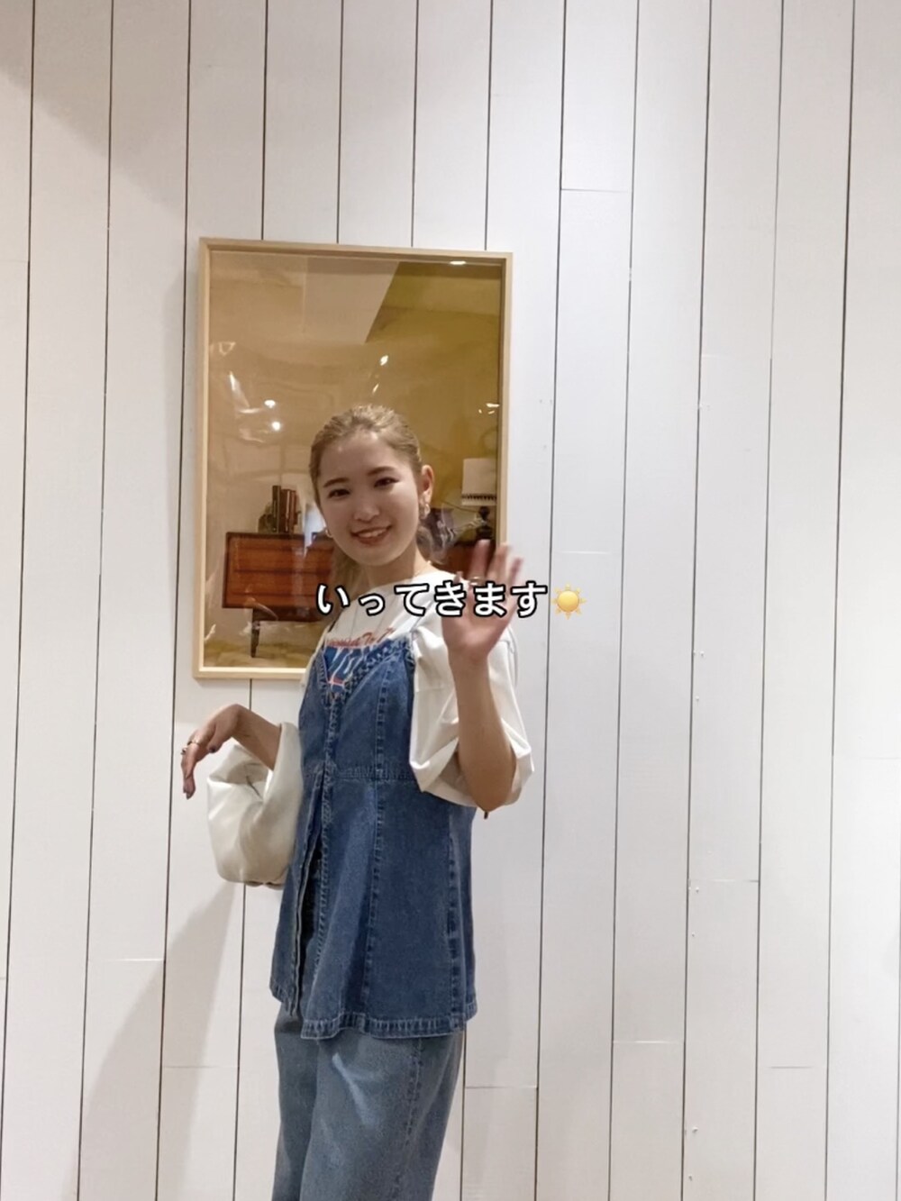 ホワイト系のTシャツ/カットソー、ブルー系のキャミソール、ホワイト系のハンドバッグを着用したレディースの夏コーディネートの2枚目の写真
