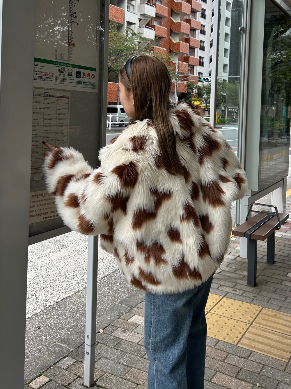 その他のその他アウター、ブルー系のデニムパンツ、ブラウン系のブーツを着用したレディースの秋コーディネートの3枚目の写真