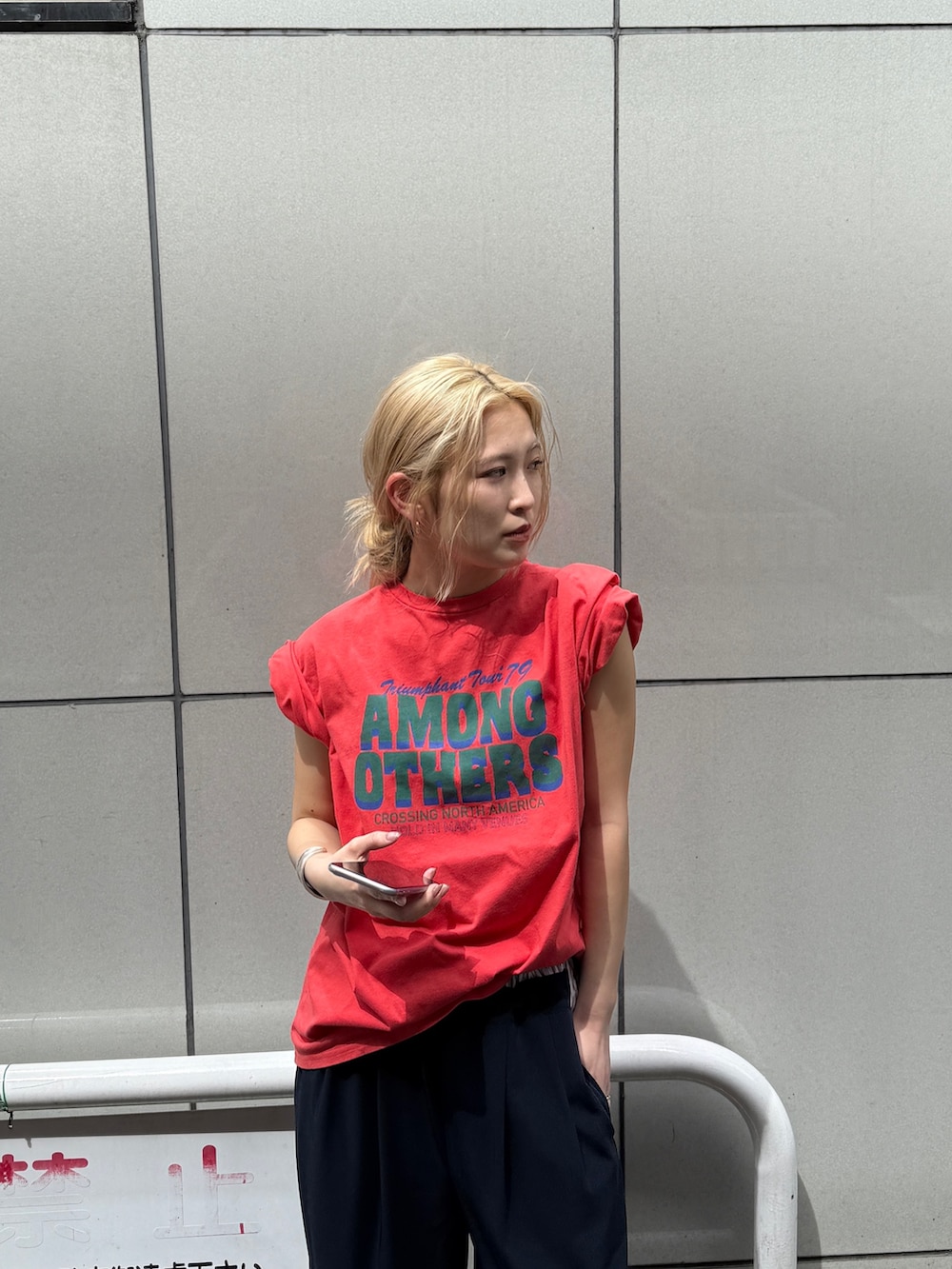 オレンジ系のTシャツ/カットソー、ブルー系のその他パンツ、その他のサンダルを着用したレディースの春コーディネートの2枚目の写真