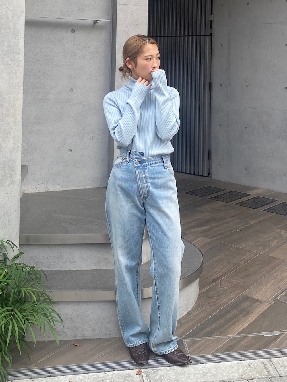 ブルー系のニット/セーター、ブルー系のデニムパンツ、ブラウン系のその他シューズを着用したレディースの秋コーディネートの4枚目の写真