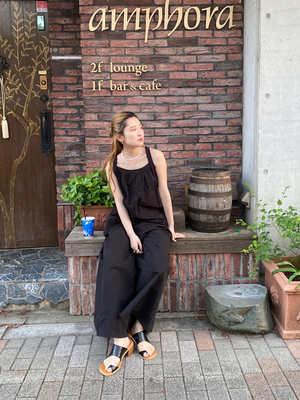 ブラック系のつなぎ/オールインワン、ホワイト系のキャミソールを着用したレディースの春コーディネートの2枚目の写真