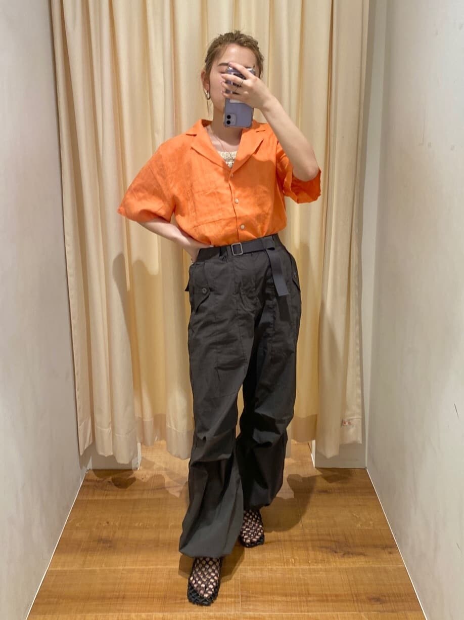 ブラック系のサンダル、ホワイト系のニット/セーター、オレンジ系のシャツ/ブラウスを着用したレディースの春コーディネートの3枚目の写真