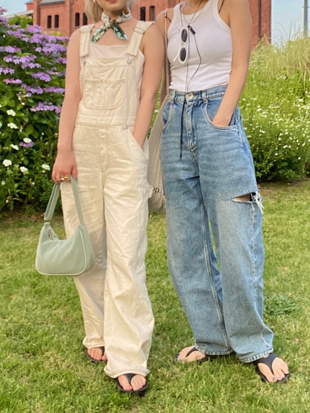 ホワイト系のキャミソール、ホワイト系のつなぎ/オールインワンを着用したレディースの夏コーディネートの4枚目の写真