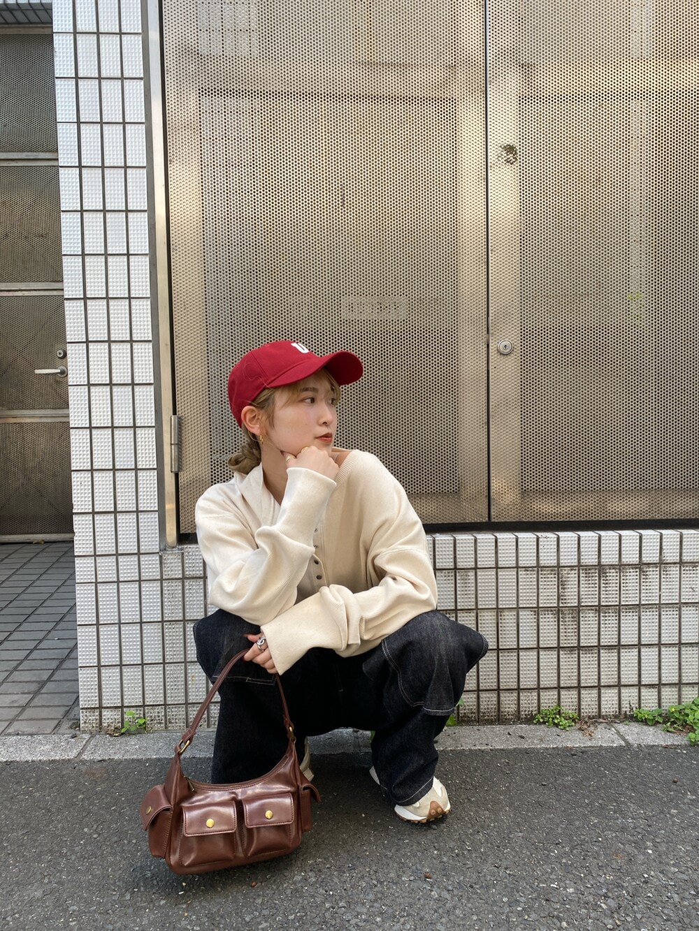 ホワイト系のTシャツ/カットソー、ブラック系のデニムパンツ、レッド系のキャップを着用したレディースの夏コーディネートの4枚目の写真