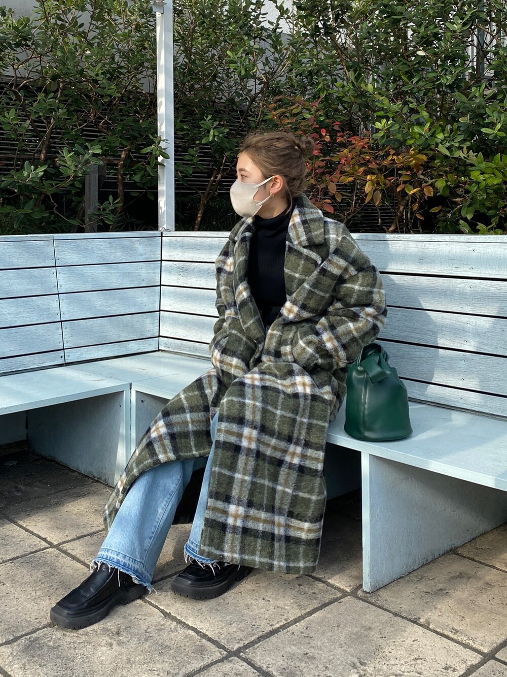 ブルー系のデニムパンツ、ブラック系のニット/セーター、その他のチェスターコートを着用したレディースの秋コーディネートの6枚目の写真