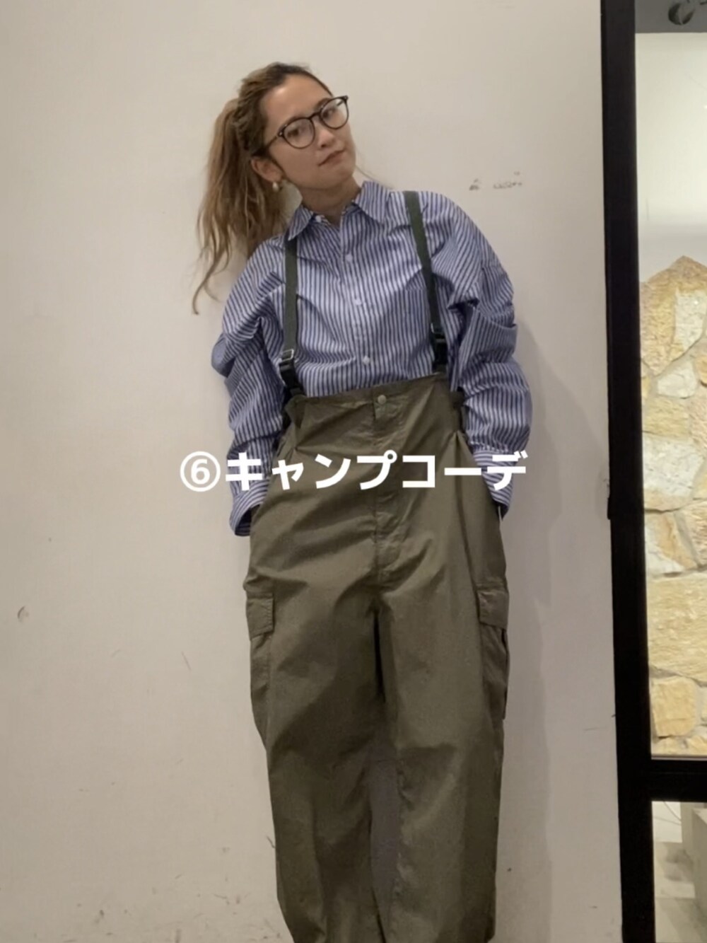 ブルー系のシャツ/ブラウス、ベージュ系のサロペット/オーバーオール、ブラック系のローファーを着用したレディースの秋コーディネートの2枚目の写真