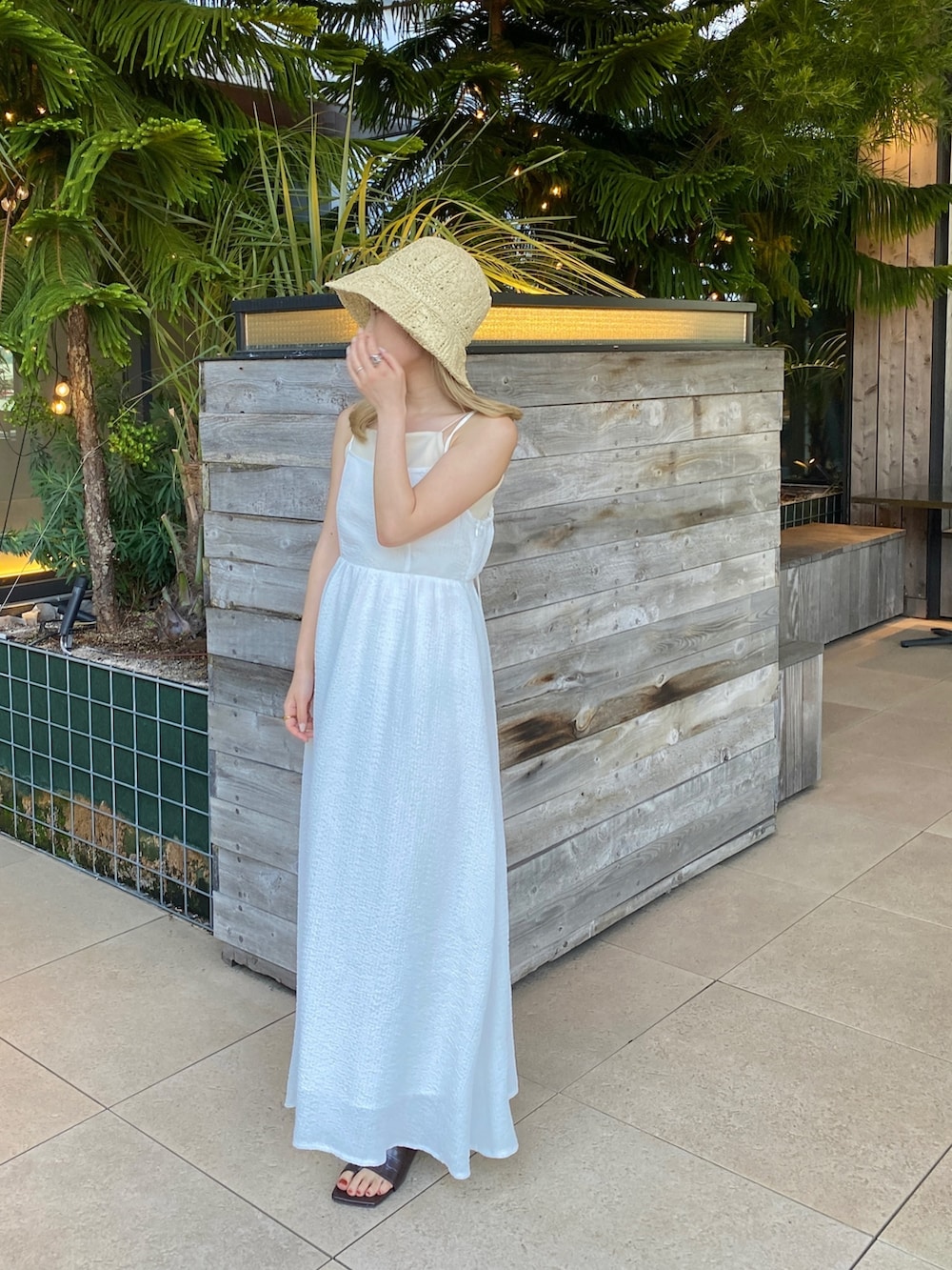 ホワイト系のキャミソール、ホワイト系のワンピース、その他のサンダルを着用したレディースの春コーディネートの4枚目の写真