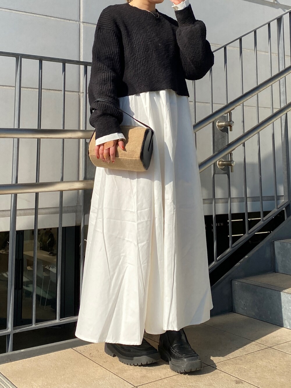 ブラック系のワンピース、その他のハンドバッグを着用したレディースの冬コーディネートの4枚目の写真