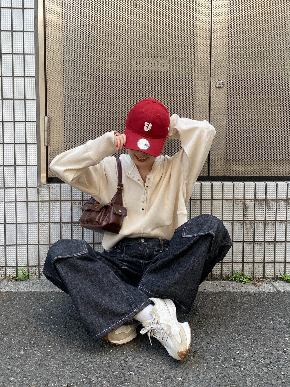 ホワイト系のTシャツ/カットソー、ブラック系のデニムパンツ、レッド系のキャップを着用したレディースの夏コーディネートの2枚目の写真