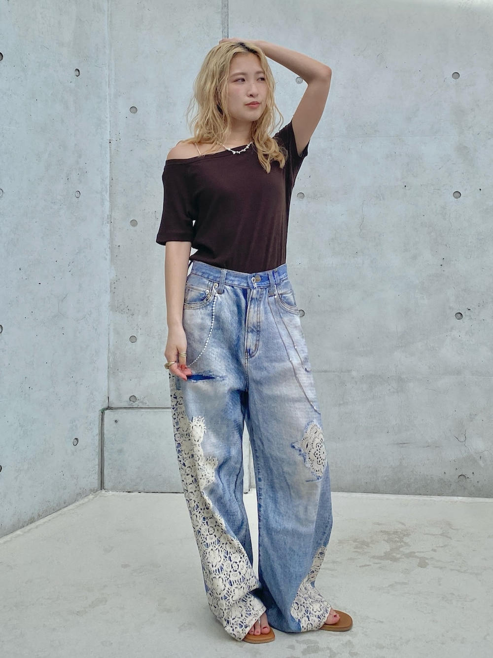 ブラウン系のTシャツ/カットソー、ブルー系のデニムパンツを着用したレディースの春コーディネートの2枚目の写真