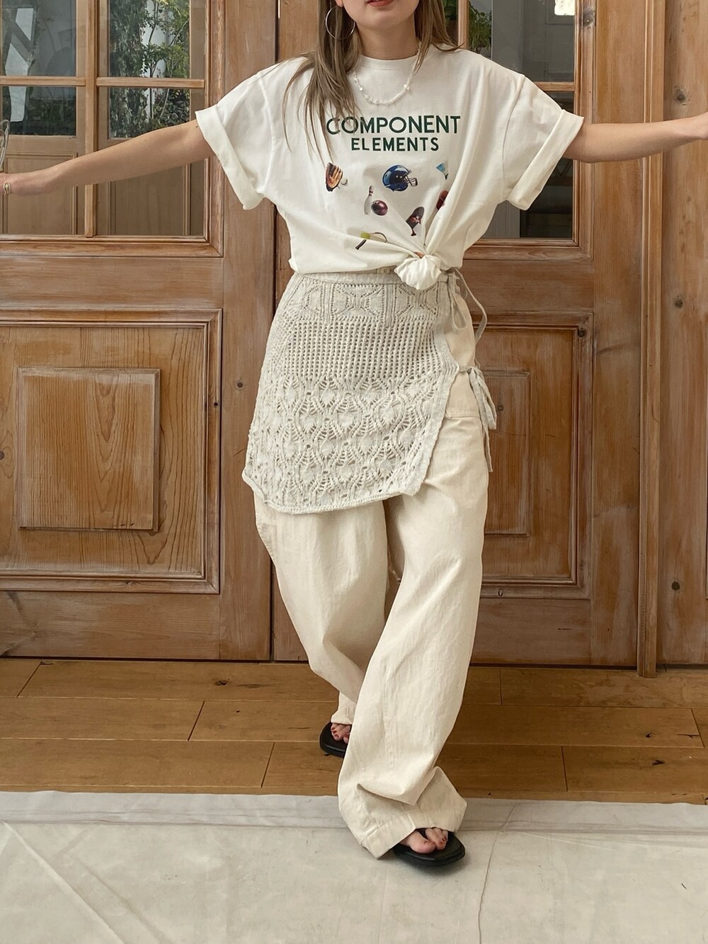 ホワイト系のTシャツ/カットソー、ホワイト系のスカート、ホワイト系のその他パンツを着用したレディースの春コーディネートの3枚目の写真