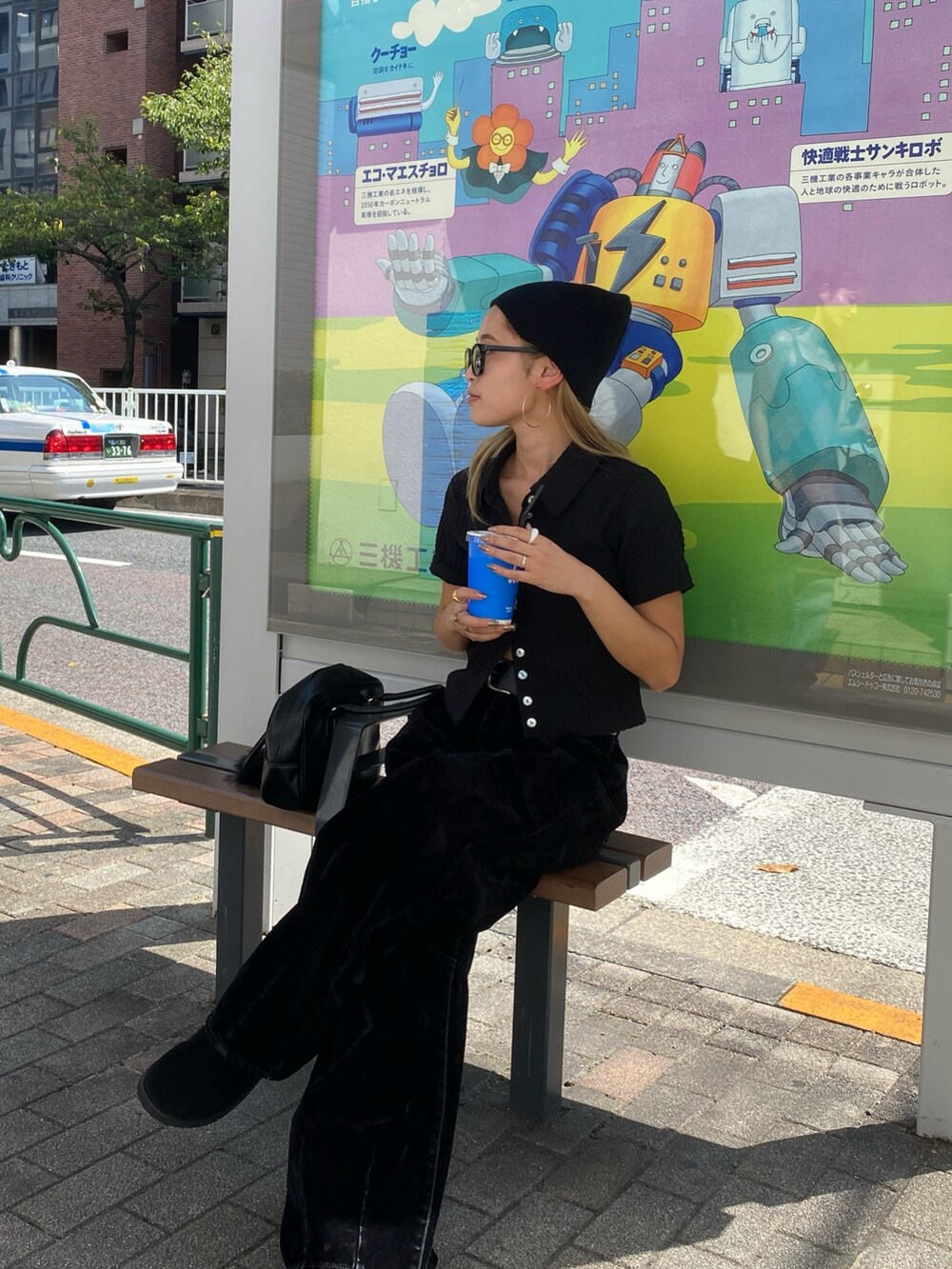 ブラック系のポロシャツ、ブラック系のデニムパンツ、ブラック系のスリッポンを着用したレディースの秋コーディネートの4枚目の写真