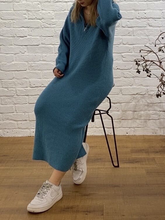 ブルー系のワンピース、ブラック系のメガネ、ブラック系のニットキャップ/ビーニーを着用したレディースの秋コーディネートの6枚目の写真