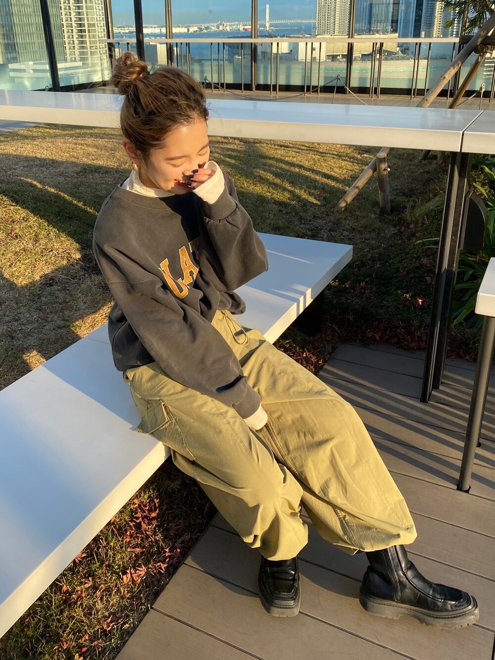 グレー系のTシャツ/カットソー、グリーン系のカーゴパンツ、ホワイト系のTシャツ/カットソーを着用したレディースの冬コーディネートの7枚目の写真