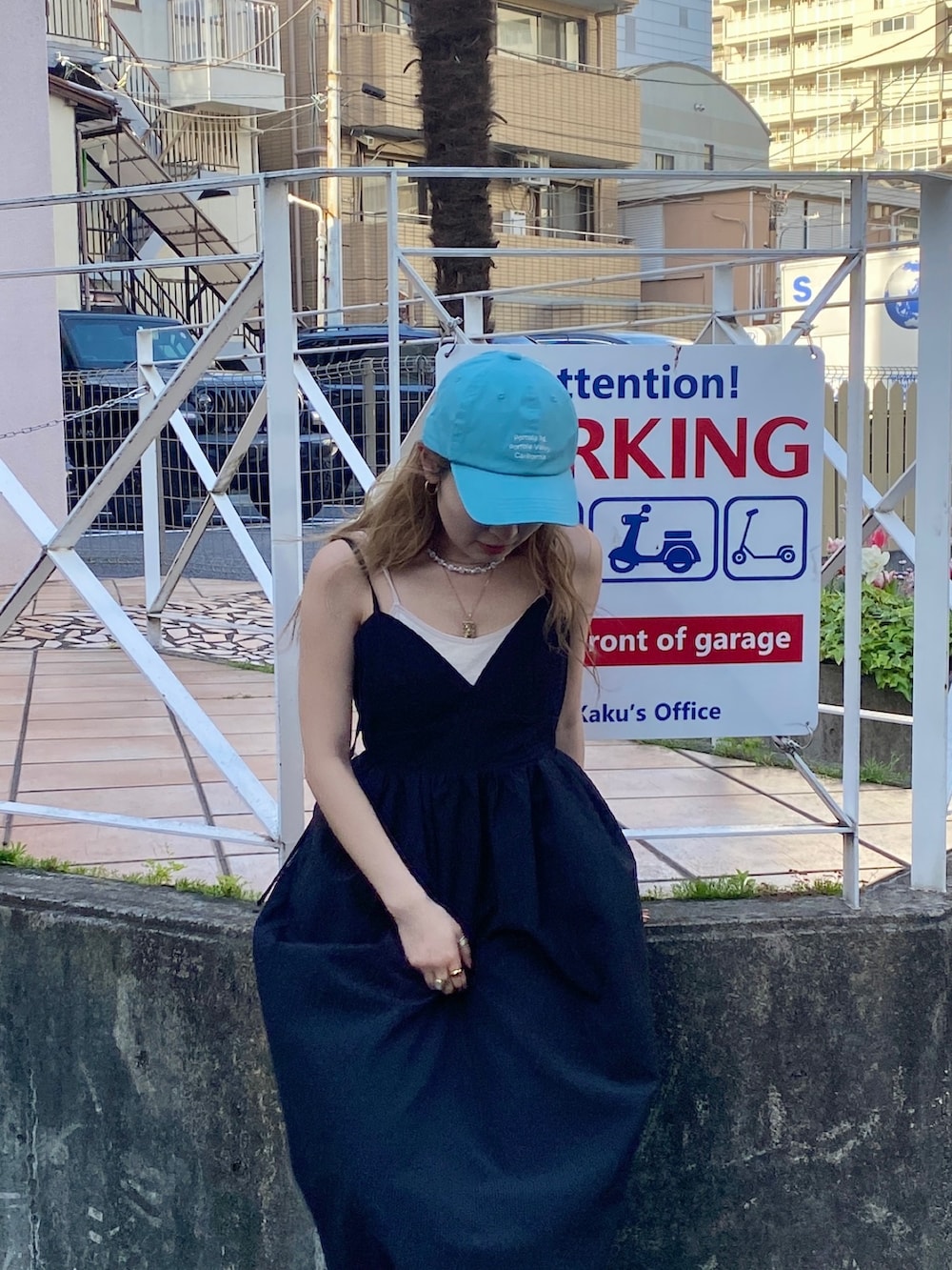 ブラック系のワンピースを着用したレディースの春コーディネートの3枚目の写真