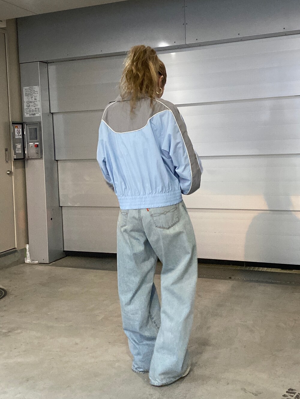 ブルー系のブルゾン、ブルー系のデニムパンツ、ホワイト系のTシャツ/カットソーを着用したレディースの冬コーディネートの5枚目の写真