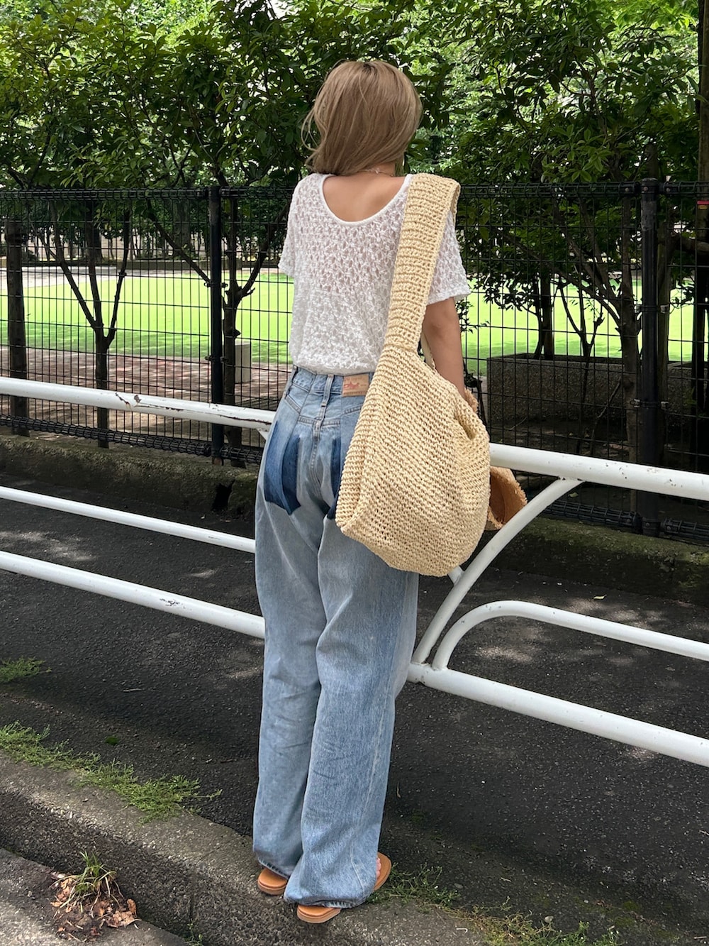 ホワイト系のTシャツ/カットソー、ブルー系のデニムパンツ、ベージュ系のハットを着用したレディースの夏コーディネートの4枚目の写真