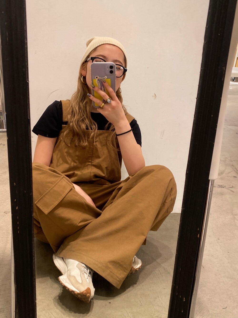 イエロー系のつなぎ/オールインワン、ホワイト系のニットキャップ/ビーニー、ブラック系のメガネを着用したレディースの春コーディネートの5枚目の写真