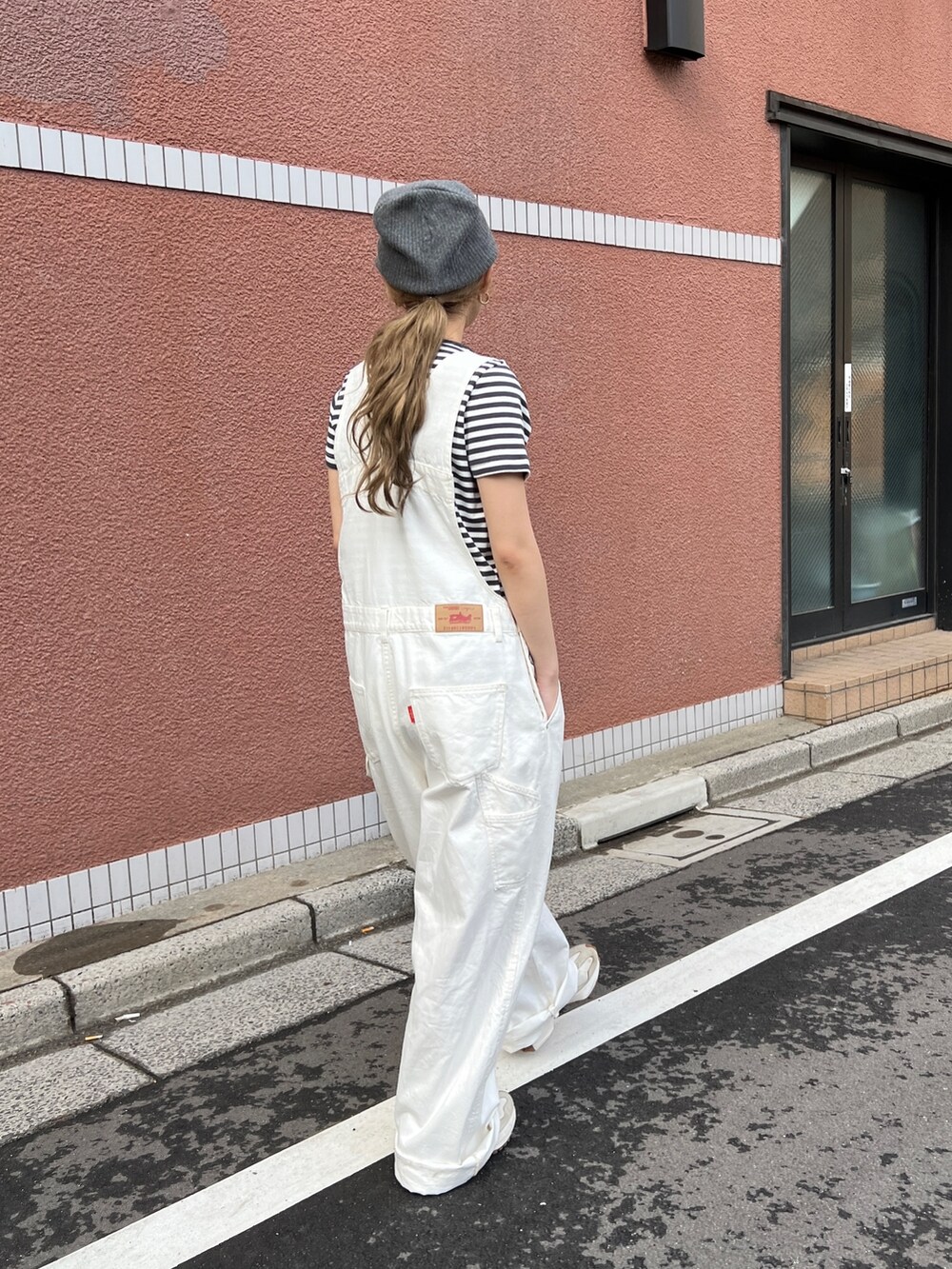ホワイト系のつなぎ/オールインワン、グレー系のTシャツ/カットソー、グレー系のニットキャップ/ビーニーを着用したレディースの春コーディネートの4枚目の写真
