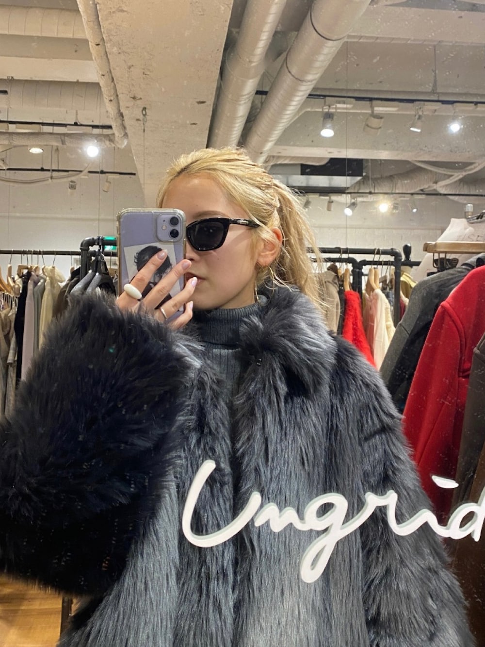 グレー系のダウンジャケット/コートを着用したレディースの秋コーディネートの2枚目の写真