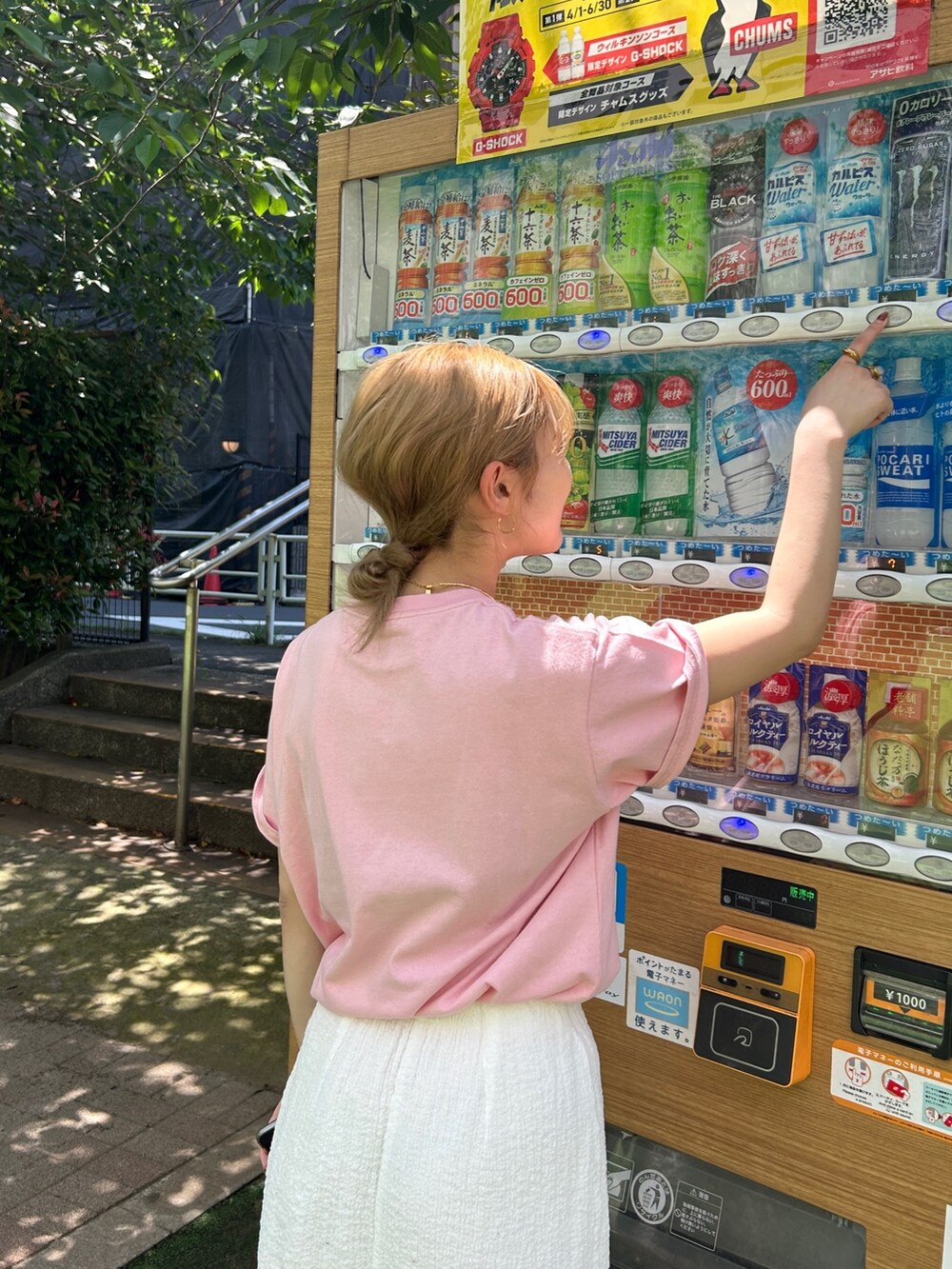 ピンク系のTシャツ/カットソー、ホワイト系のスカートを着用したレディースの夏コーディネートの5枚目の写真