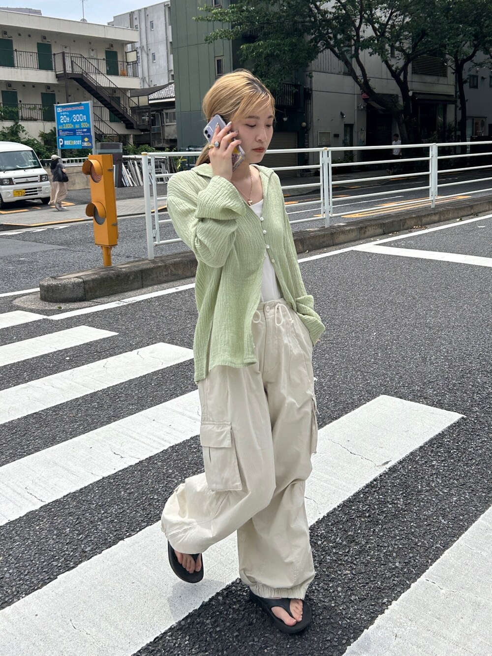 グリーン系のシャツ/ブラウス、ホワイト系のカーゴパンツを着用したレディースの夏コーディネートの2枚目の写真