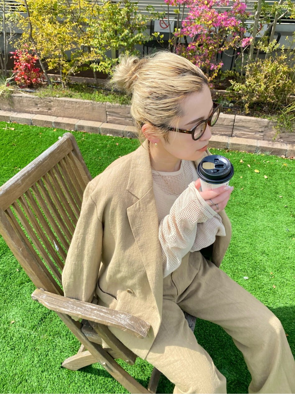 ホワイト系のタンクトップ、ベージュ系のテーラードジャケット、ベージュ系のその他パンツを着用したレディースの春コーディネートの6枚目の写真