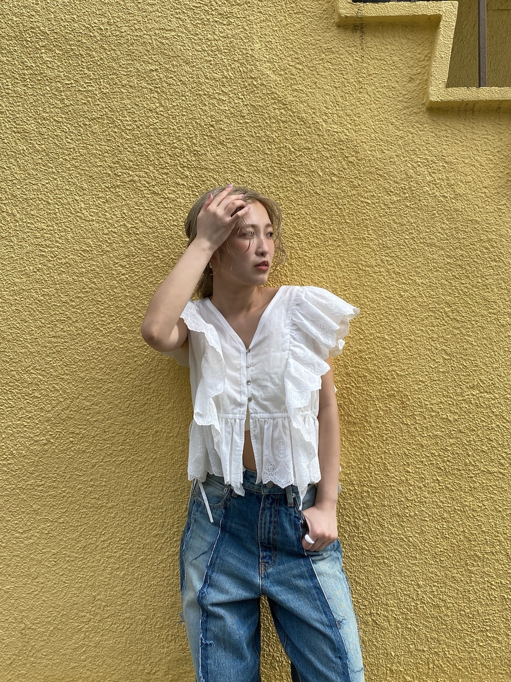 ホワイト系のシャツ/ブラウス、ブルー系のデニムパンツ、その他のサンダルを着用したレディースの夏コーディネートの3枚目の写真