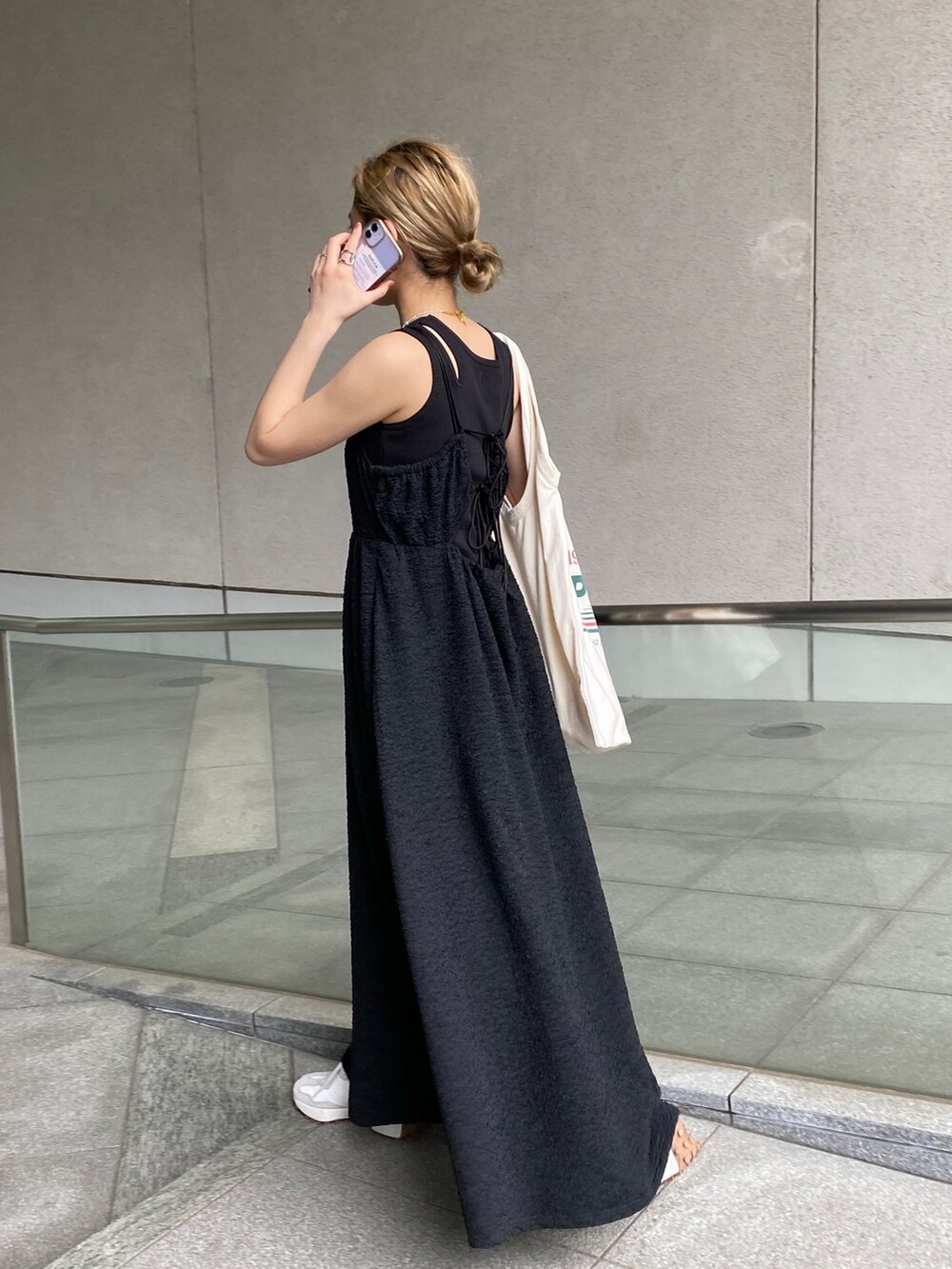 ブラック系のワンピース、ブラック系のタンクトップを着用したレディースの春コーディネートの2枚目の写真