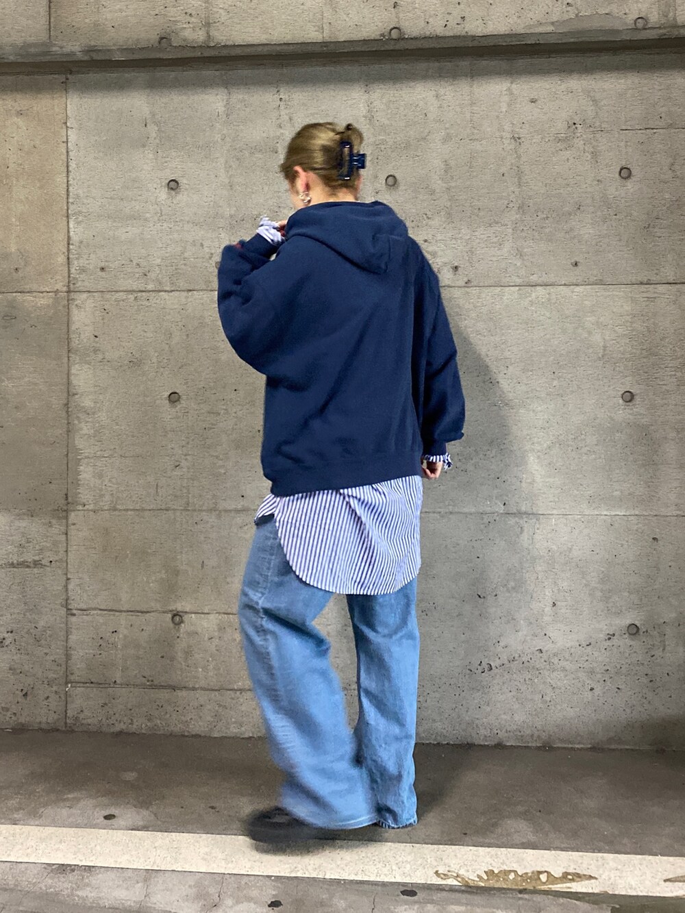 ブルー系のパーカー、ブルー系のシャツ/ブラウス、ブルー系のデニムパンツを着用したレディースの冬コーディネートの4枚目の写真