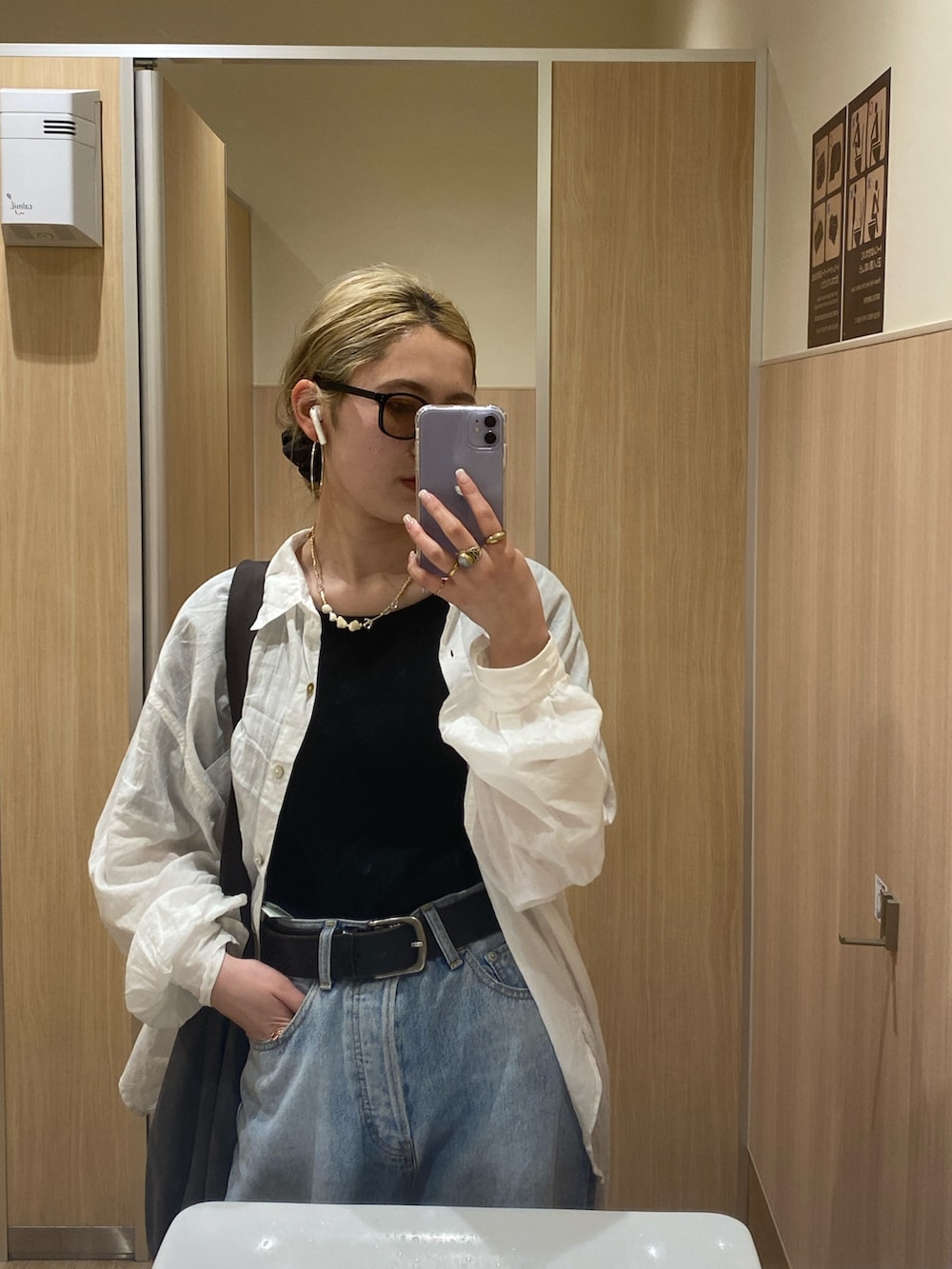 ブラック系のTシャツ/カットソー、ホワイト系のシャツ/ブラウス、グレー系のハンドバッグを着用したレディースの春コーディネートの4枚目の写真