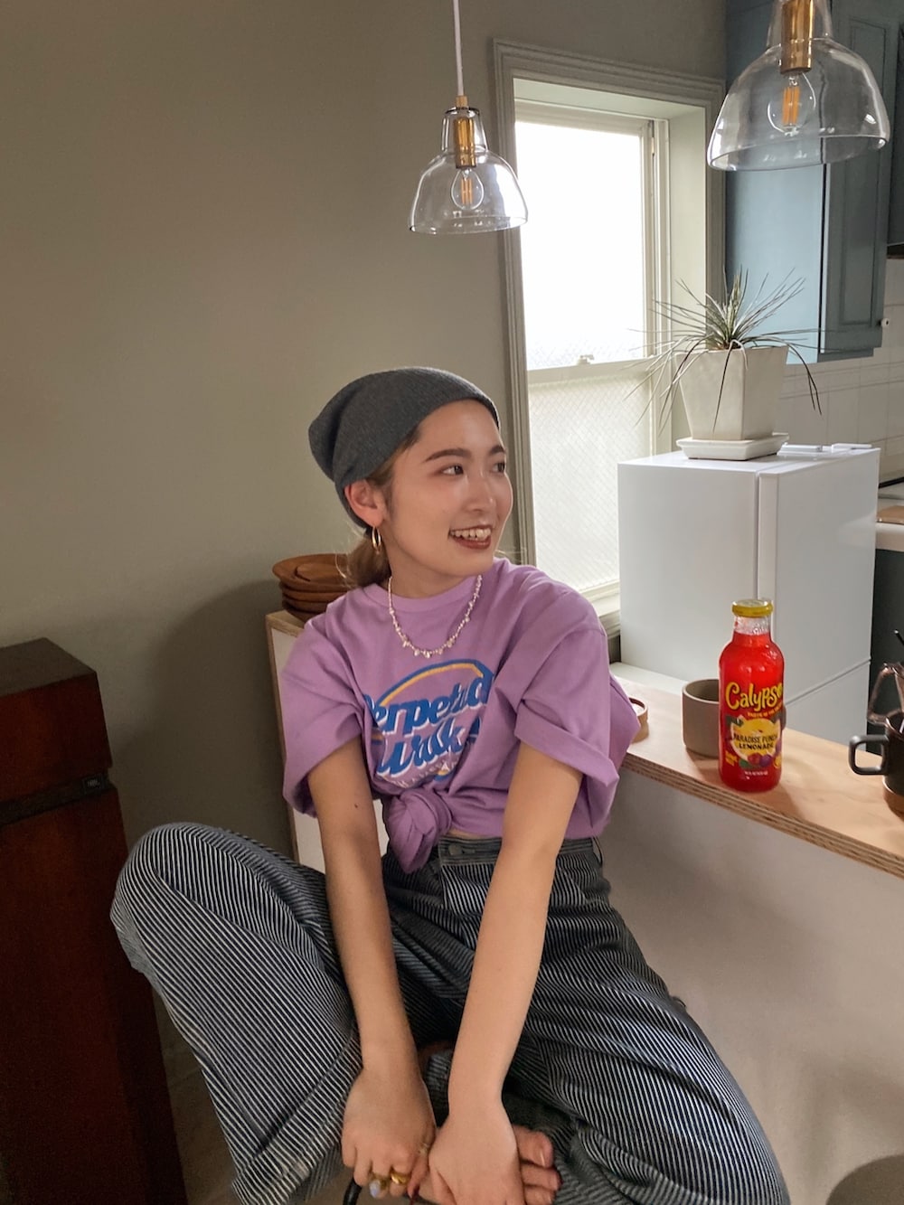 パープル系のTシャツ/カットソー、その他のデニムパンツ、グレー系のニットキャップ/ビーニーを着用したレディースの春コーディネートの4枚目の写真