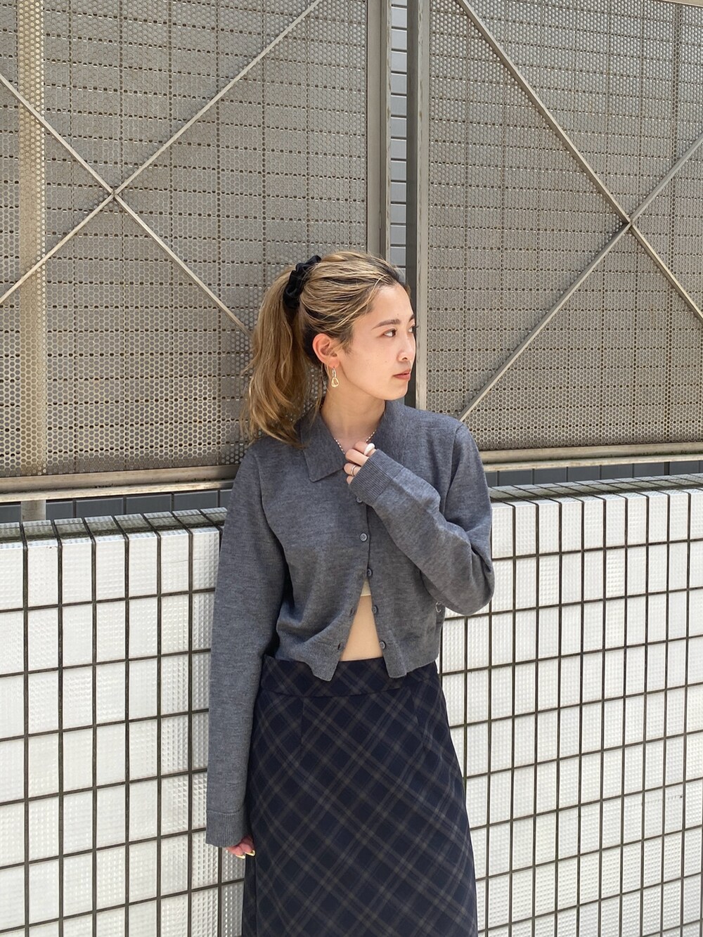 グレー系のカーディガン/ボレロ、ブルー系のスカート、ブラック系のスリッポンを着用したレディースの夏コーディネートの3枚目の写真