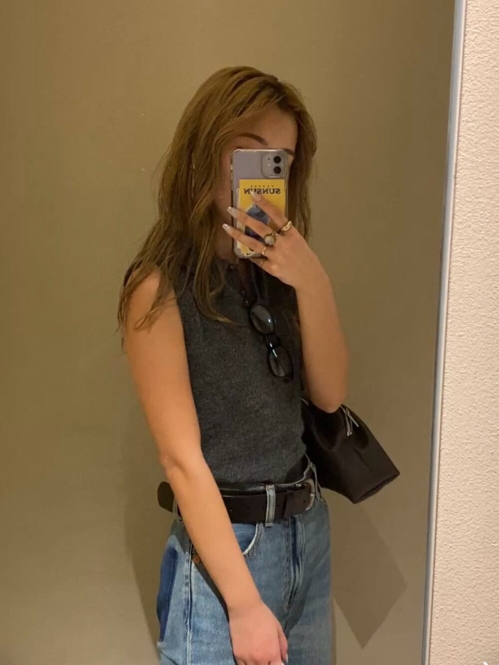 ブルー系のデニムパンツを着用したレディースの秋コーディネートの3枚目の写真