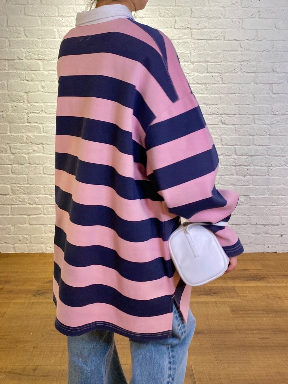 ホワイト系のハンドバッグ、ブルー系のTシャツ/カットソーを着用したレディースの冬コーディネートの6枚目の写真